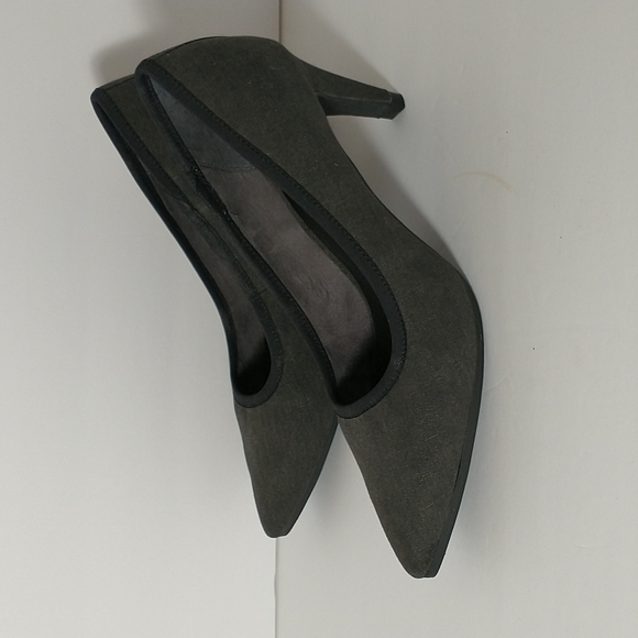 Lori Goldstein Dark Gray closed toe pump, sz 9M - Picture 3 of 11